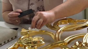 Так покрывают сусальным золотом резной иконостас
