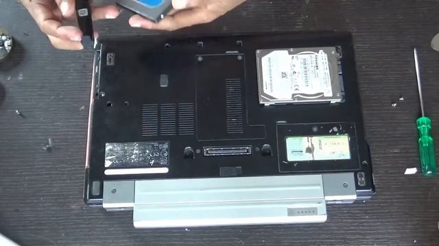 DELL LATITUDE E4310 UPGRADE/REPLACE HDD with SSD. смотреть онлайн