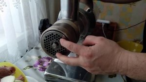 Переработка мяса на промышленной мясорубке.