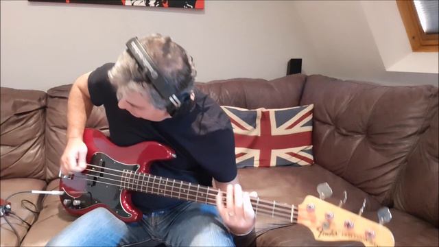 R.E.M. "Daysleeper" bass cover. With tabs. HQ sound смотреть онлайн