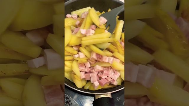 Жареная картошка с беконом смотреть онлайн
