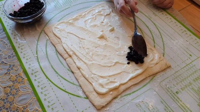 Рулет из слоенного теста и черники . Получается очень вкусно!!! смотреть онлайн