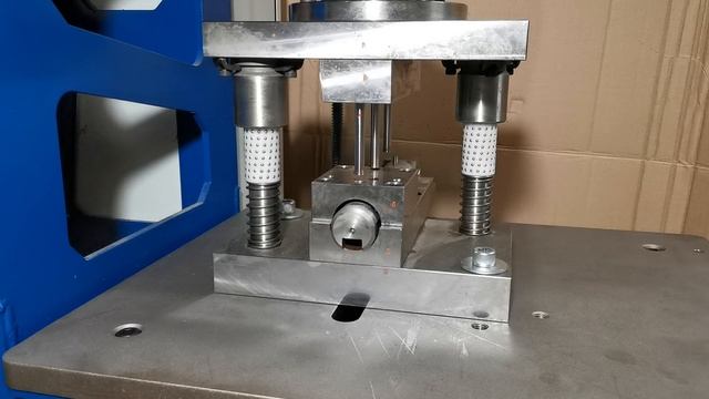 Штамп для пробивки круглой трубы 40х1,2