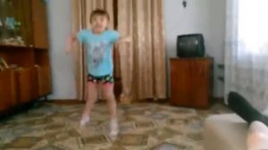 Маленькая девочка танцует танец под песню «Я ХОЧУ»