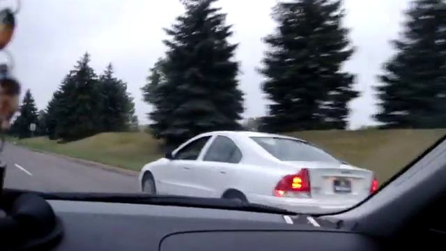 BMW 325i v.s Volvo s60 смотреть онлайн