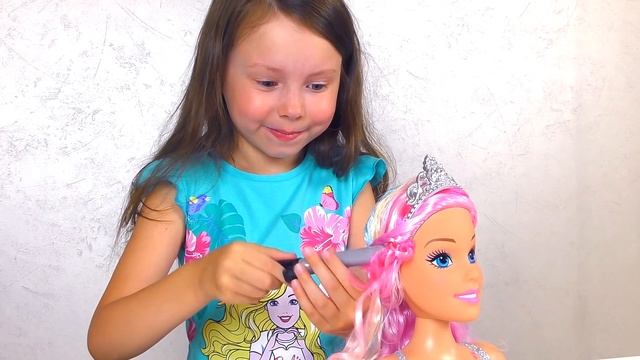 Barbie Doll Kids Makeup Alisa Pretend Play how GIANT DOLL & DRESS UP in Princess Dress & Makeup Toy смотреть онлайн