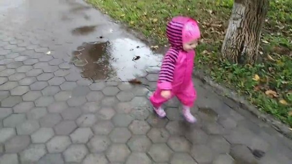 Софийка гуляет по лужам в своем комбинезоне от mothercare и сапожечках demar