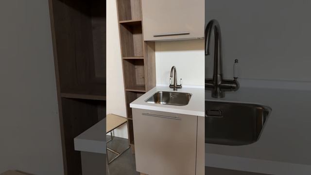 Odissey | Кухня БЭЛЬ с глянцевыми фасадами Кристайл и белой столешницей из иск. камня шириной 700 м смотреть онлайн