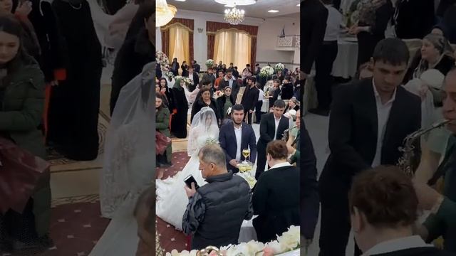 "ШТУЛ" ПОКАЗАЛ КАК НАДО ВСТРЕЧАТЬ МОЛОДЫХ ??? смотреть онлайн