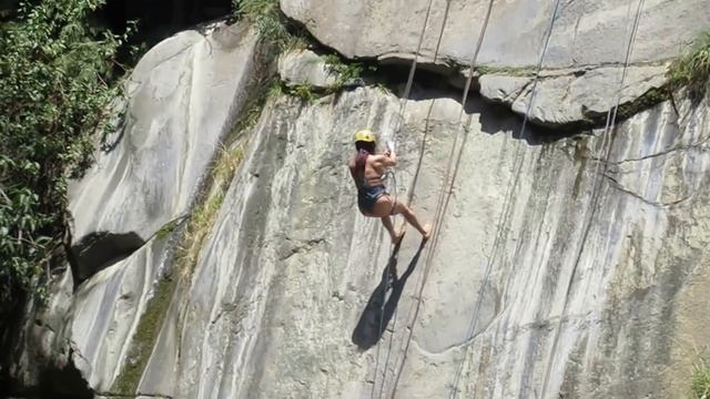 DIOSA LULÚ, HACIENDO RÁPEL(DEPORTES DE AVENTURA) смотреть онлайн
