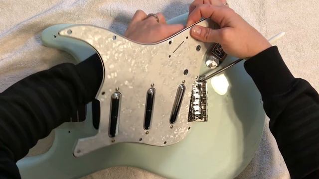 Removing Pick Guard (Stratocaster) смотреть онлайн