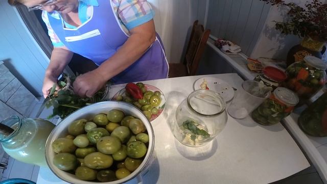 ОХРЕНЁННЫЕ ОШПАРЕННЫЕ ПОМИДОРЫ зелёные с чесночком. смотреть онлайн