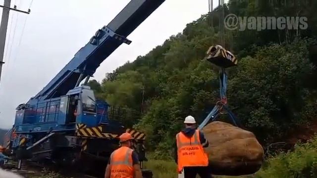Камушек весом в 16 тонн кто-то аккуратно 