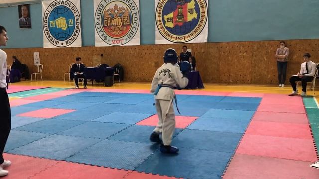 09.01.2022. Рождественские соревнования по тхэквондо. Спарринг. 2 раунд. Пеньковиков : Леонтьев. смотреть онлайн