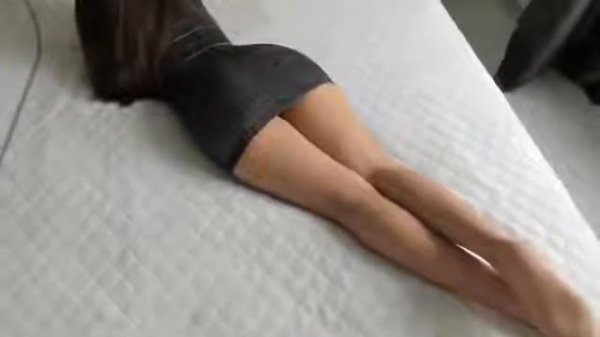 Футболистка показывает попку лёжа на диване.Красивые ножки.Длинные ножки.Красивая попка.ПОПА.
