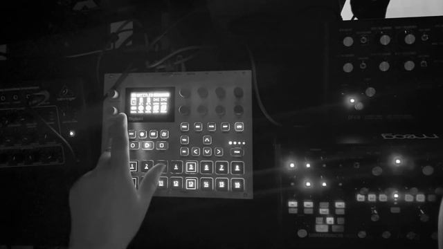 Windows At Night (Dawless Live Electronic Music, Techno, Digitakt, Subharmonicon, Pro 800) смотреть онлайн