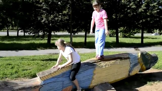 С сестрой Лизой на больших качелях смотреть онлайн