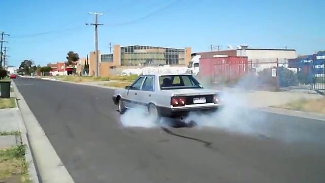 N/A R31 Skyline HUGE BURNOUT смотреть онлайн