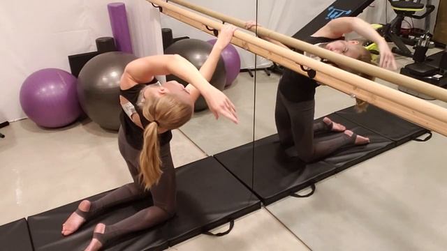 At Home Barre Workout- Kneeling Barre Series- for stretching arms, back and core смотреть онлайн