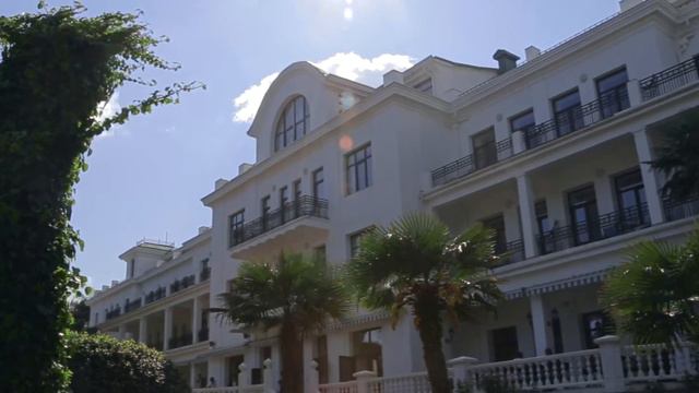 Лето в отеле Riviera Sunrise смотреть онлайн