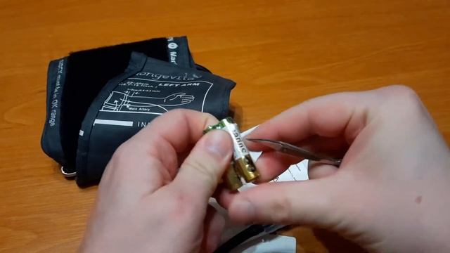 Как поменять батарейки в тонометре смотреть онлайн