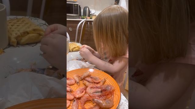 Соня учит, как правильно есть креветки ? смотреть онлайн