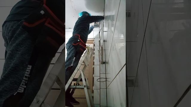 Грамотный специалист отдела по установке натяжных потолков выполняет свои услуги.(1) смотреть онлайн
