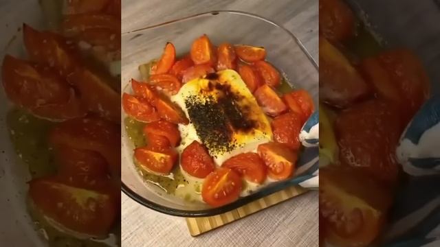 Сладкие томаты на ветке, фетакса, растительное масло, сырокопчёный бекон,фетучини. смотреть онлайн