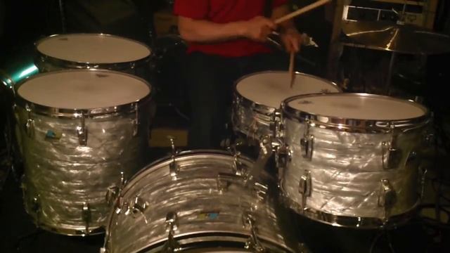 Ludwig vintage early 1970's drum set. Sky Blue Pearl with clear maple interior. смотреть онлайн