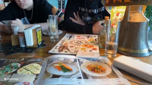 ЛИКС ПОТЕРЯЛ ЗУБ ВО ВРЕМЯ ЕДЫ / ИРЛ ВМЕСТЕ С LIXX, KARAVAY, BUSTER, EKATZE / Buster Twitch смотреть онлайн