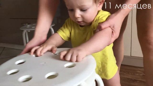 Как малыш пытается встать на ноги и ползает. Like a baby trying to get up and crawl. смотреть онлайн