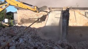 эксковатор в работе  ломаю старый гараж