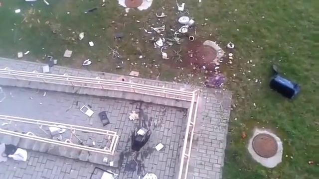 Гродно. Девушка выкидывает вещи из окна смотреть онлайн