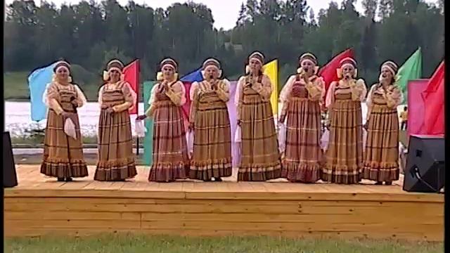 "В середине лета". Исполняет ансамбль "Красногорочка". смотреть онлайн