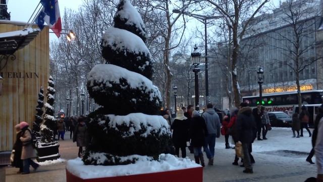 Paris sous la neige - Les Champs-Élysées sous la neige смотреть онлайн