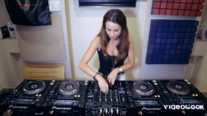 Девушка диджей танцует и играет