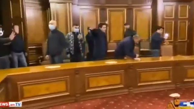 Появилось видео разгрома протестующим здания правительства Армении смотреть онлайн
