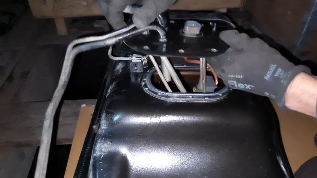 Установка фильтра, сеточка 77023-26010 в бензобак Toyota Hilux Surf KZN185 1KZ-TE смотреть онлайн