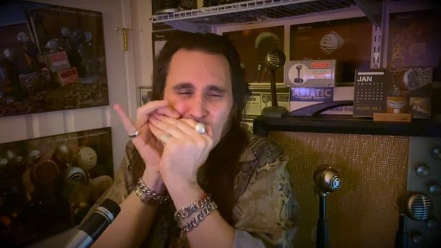 How To Not Suck jamming to a West Coast Shuffle - Blues Harmonica Jam Tracks Tunesday 31 смотреть онлайн