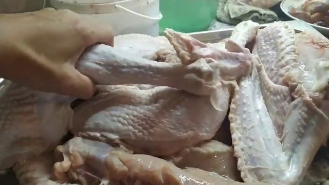 Два молодых индюка на шашлык.У коровы клещ. Срочно за подарком.Замариновали индюков смотреть онлайн