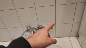 Прочистка трубы с холодной водой в стене.