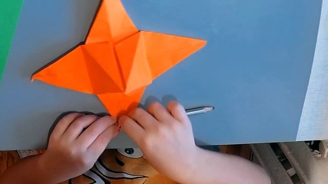 Лилия из бумаги. Оригами руками ребёнка. смотреть онлайн