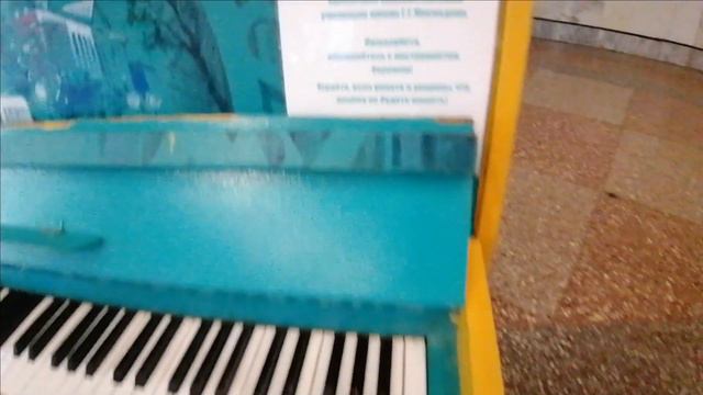 В Орловском вокзале даже пианино есть... смотреть онлайн