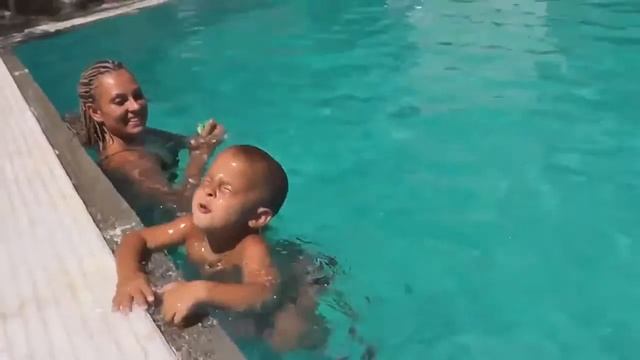 Бесстрашный!!В три года переплыл бассейн!!)))