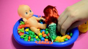 Ариэль и пупсик в ммдемс Disney Princess Ariel & Baby Doll Bath Time Learn Colors M&Ms Finger Famil
