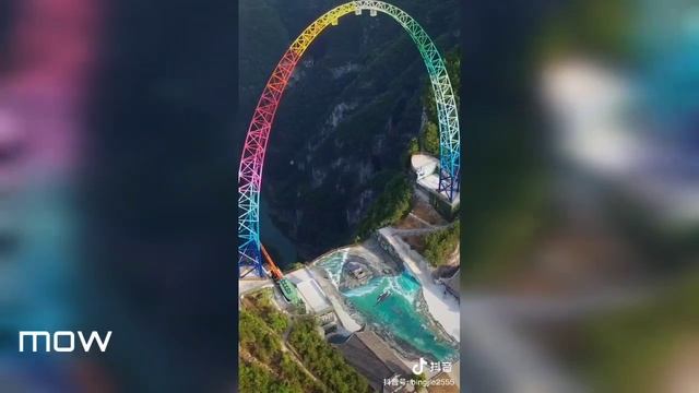 В национальном парке Чунцина на краю утёса высотой 700м был построен атракцион смотреть онлайн