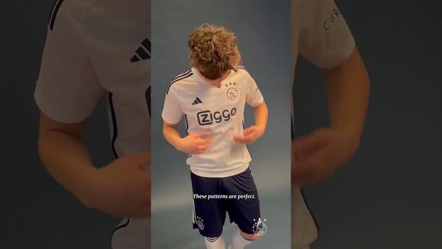 Ajax players reacting first to their new away jersey ? смотреть онлайн