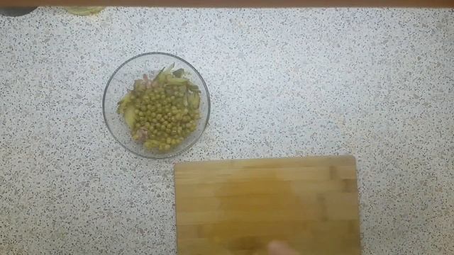 Салат с копчёной колбасой ,огурцом,яйцом и горошком ? смотреть онлайн