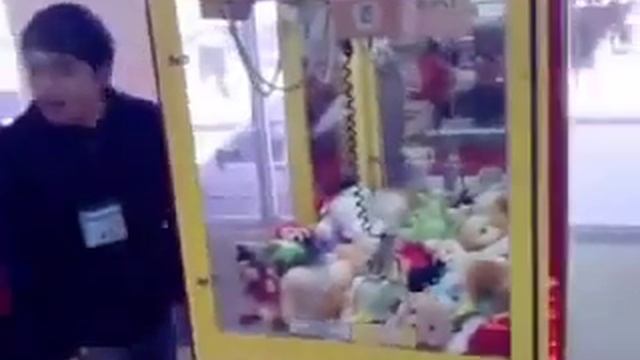 Классный способ достать игрушку из игрового автомата смотреть онлайн