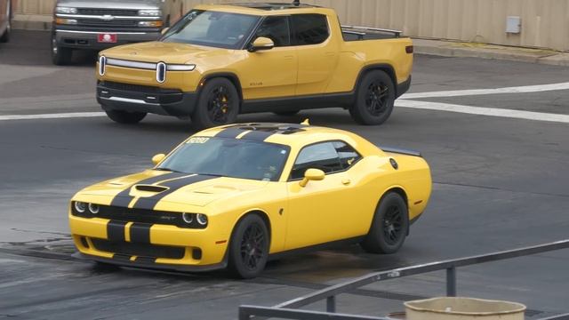 Hellcat vs all-electric pickup truck Rivian - drag racing смотреть онлайн